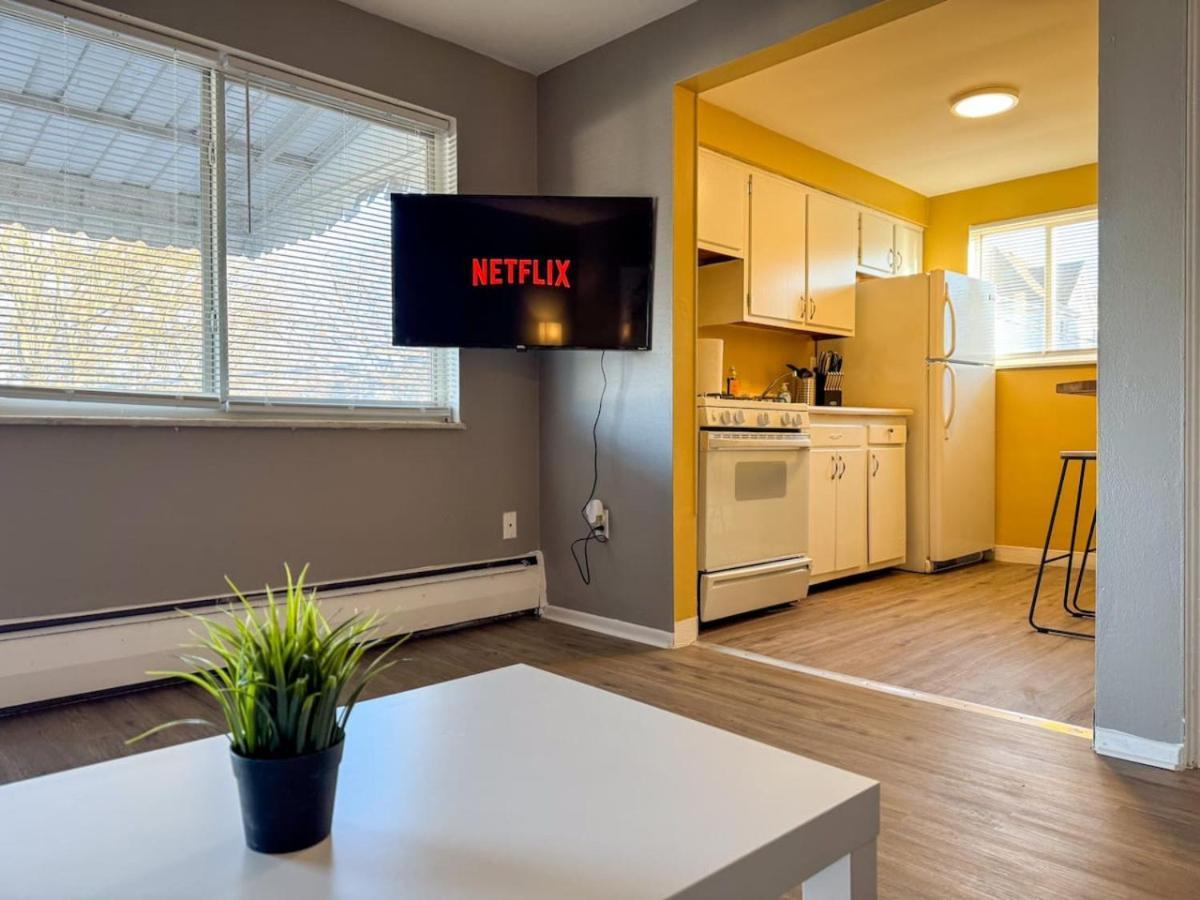 Apartment Sleeps 8 2 Full 5 Beds Parking Wifi