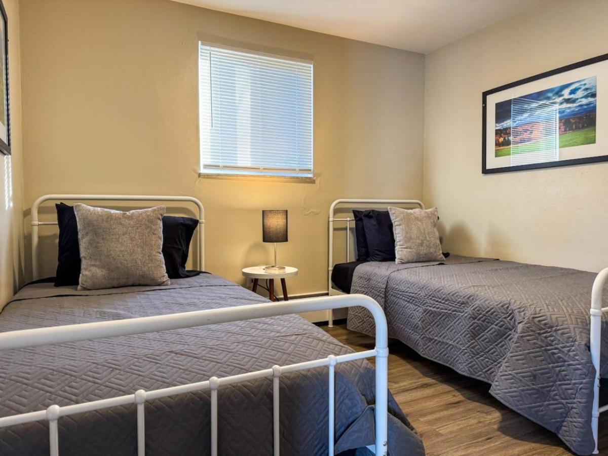 Apartment Sleeps 8 2 Full 5 Beds Parking Wifi